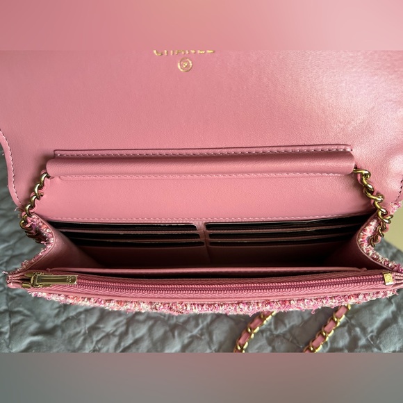 Chanel Classic Wallet on Chain - Picture 2 of 5